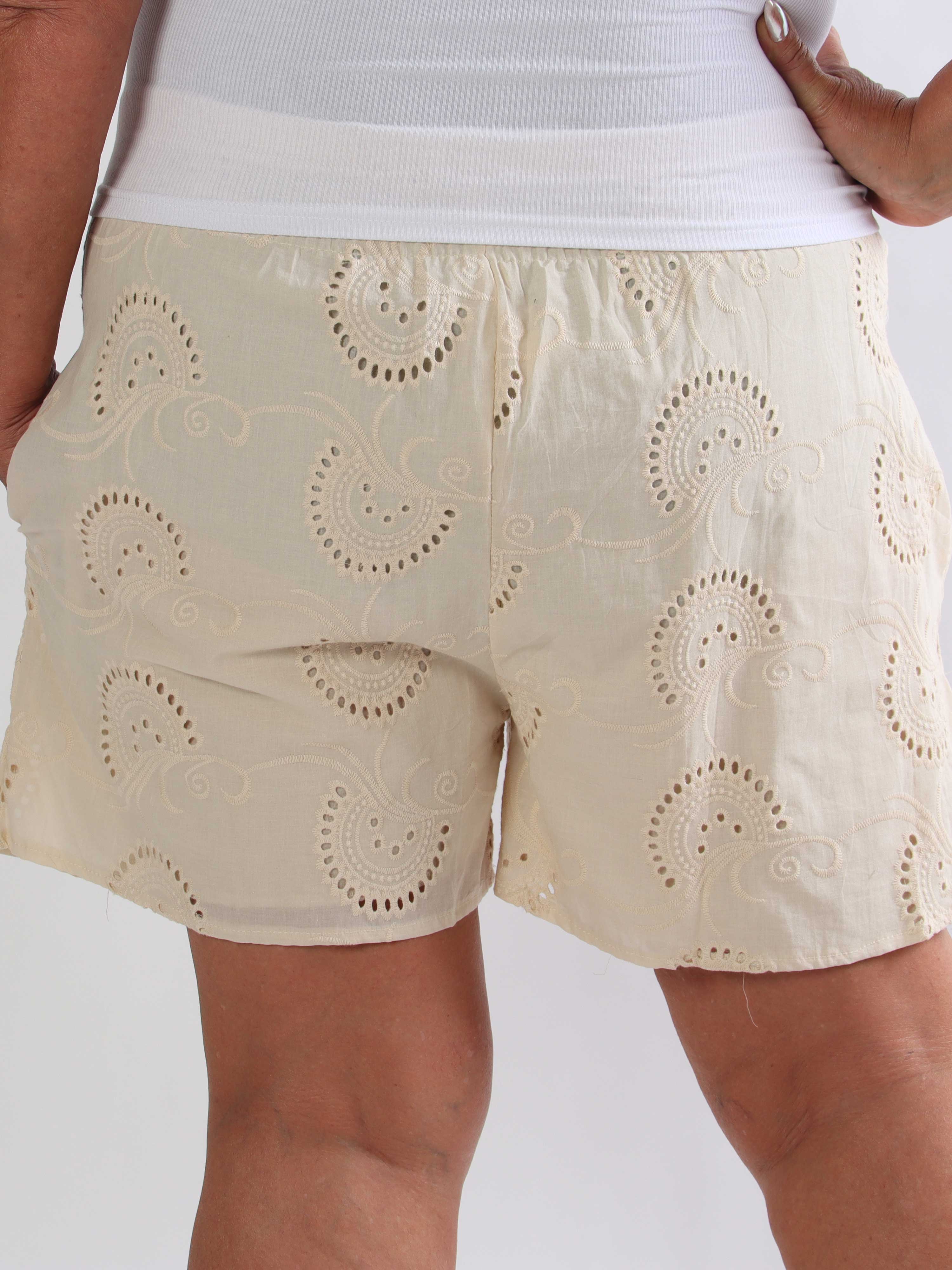 Pams Broderie Shorts - Højtaljede plus size shorts i broderie anglaise